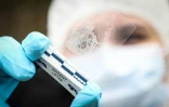 Un étudiant de l'école CY Forensic tient un échantillon d'empreinte digitale lors d'une session de formation sur la reconstitution d'une scène de crime à Neuville-sur-Oise, au nord-est de Paris, le 21 mars 2025 dans le Val d'Oise