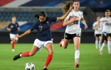 L'attaquante française Kessya Bussy balle au pied lors du match amical entre la France et l'Allemagne au stade de la Meinau à Strasbourg en France le 10 juin 2021.