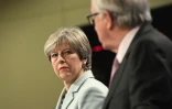 La ministre britannique Theresa May (G) et le président de la Commission européenne  Jean-Claude Juncker lors d'un point presse à Bruxelles le 8 décembre 2017