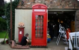 Restoration d'une cabine téléphonique dans l'atelier "Remember When UK" à King's Lynn, le 11 août 2023 dans l'est de l'Angleterre