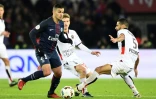 L'attaquant du PSG Hatem Ben Arfa (g) à la lutte avec celui de Nice Younès Belhanda (d) au Parc des Princes, le 11 décembre 2016