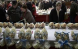 Des poules, chapons et dindes sur un marché de Bourg-en-Bresse pendant le concours "Les Glorieuses of Bresse" le 16 décembre 2016