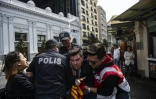 Des policiers arrêtent des manifestants qui voulaient défiler place Taksim, le 1er mai 2019 à Istanbul, en Turquie