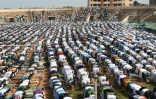 Des fidèles musulmans prient dans un stade de Ouagadougou, lors de la fête de l'Aïd, le 24 septembre 2015