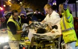 Evacuation d'une personne blessée lors de l'attaque terroriste au Bataclan, le 13 novembre 2015 à Paris
