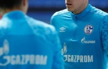Des joueurs de Schalke à l'échauffement le 15 mai 2021 avant un match de Bundesliga contre l'Eintracht Francfort à Gelsenkirchen