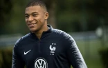 L'attaquant des Bleus Kylian Mbappé arrive pour une séance d'entraînement, le 7 octobre 2019 à Clairefontaine-en-Yvelines