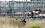 Des policiers près d'un train dans lequel une bombe a explosé à la gare d'Atocha, à Madrid, le 11 mars 2004