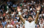 L'Espagnol Carlos Alcaraz, numéro un mondial, s'est qualifié pour la finale du tournoi de Wimbledon en battant le Russe Daniil Medvedev le 14 juillet 2023
