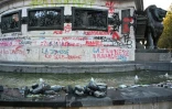 Des tags et des débris sur la fontaine de la place de la République, au lendemain d'une manifestation contre la vie chère, le 18 octobre 2026 à Paris