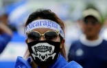 Une femme masquée manifeste dans les rues de Managua contre le président du Nicaragua, Daniel Ortega, le 31 juillet 2018