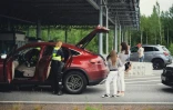 Des douaniers inspectent les véhicules de touristes russes au poste frontière de Nuijamaa, le 28 juillet 2022 en Finlande