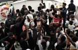 Photo fournie par les ONGs Médecins Sans Frontières (MSF) et SOS Mediterranée le 16 juin 2018, montrant des migrants à bord de l'Aquarius en route vers le port de Valence en Espagne.