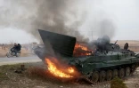 Un blindé de l'armée syrienne en feu dans la région de Hama, prise par les rebelles, le 7 décembre 2024