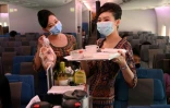 Des hôtesses font le service dans un A380 à l'aéroport Changi de Singapour, le 24 octobre 2020