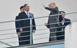 Le chancelier allemand Olaf Scholz (d) et le Premier ministre chinois Li Qiang (g) sur le balcon de la Chancellerie, le 19 juin 2023 à Berlin