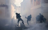 Des manifestants lancent des pierres contre des policiers, le 28 mars 2023 à Toulouse