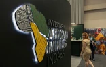 Des délégués déambulent dans le hall des exposants du Centre international de conventions du Cap (Afrique du Sud) lors de la 32e édition de l'African Mining Indaba, le 10 février 2026