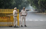 Des policiers montent la garde à un point de contrôle temporaire à New Delhi, le 11 octobre 2026