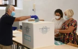 Un homme vote dans le centre de Rome, le 20 septembre 2020