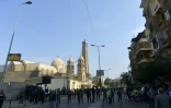 Des policiers égyptiens sont devant l'église copte orthodoxe du Caire, où une explosion a eu lieu, le 11 décembre 2016 