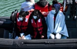 Des migrants sur un bateau des douanes britanniques après avoir été récupérés dans la Manche, le 16 juin 2022