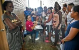 Des patientes font la queue dans un dispensaire improvisé par des médecins du bateau hôpital San Raffaele, le 23 avril 2019 à Isla Mono, en Colombie