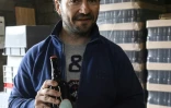 Ludovic Belin, viticulteur en Bourgogne, présente sa bière bio le 14 avril 2017 à Pernand-Vergelesses, au nord de Beaune (centre-est de la France)