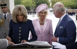 L'épouse du président français Brigitte Macron (g), la reine Camilla (c) et le roi Charles III lors de la cérémonie sour l'Arc de Triomphe à Paris, le 20 septembre 2023