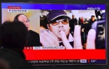 Un homme regarde à la télévision, le 14 février 2017 à Séoul, une photo de Kim Jong-Nam, demi-frère du leader nord-coréen Kim Jong-Un, assassiné à Kuala Lumpur, en Malaisie