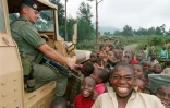 Un militaire de l'Operation turquoise et des enfants hutus dans le village de Murutu, non loin de la frontière avec le Zaïre, le 27 juin 1994