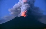 Le volcan Agung, sur l'île indonésienne de Bali, en éruption, le 28 novembre 2017