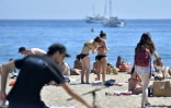 Des gens profitent de la plage le 15 mai 2017 à Cannes deux jours avant l'ouverture du festival