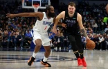 Luka Doncic des Dallas Mavericks déborde James Harden des LA Clippers en NBA le 10 novembre 2023 à Dallas