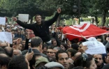 Des Tunisiens manifestent devant le ministère de l'Intérieur, avenue Bourguiba, le 14 janvier 2011 à Tunis