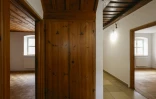 Un appartement fraîchement repeint à la résidence Fuggerei, le 1er avril 2025 à Augsbourg, dans le sud de l'Allemagne