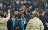 L'attaquant parisien Kylian Mbappé porté en triomphe par ses coéquipiers après la victoire en finale de Coupe de France contre Lyon, le 25 mai 2024 à Villeneuve-d'Ascq