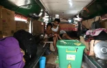 Daniel Flores, mis au chômage par le confinement et expulsé de son logement, habite avec sa famille dans sa "jeepney" qu'il ne conduit plus, le 12 août 2020 à Manille, aux Philippine