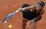 L'Espagnole Garbine Muguruza sert contre la Russe Maria Sharapova en quarts de finale à Roland-Garros, le 6 juin 2018 