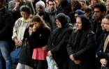 Minute de silence devant le Bataclan le 16 novembre 2015 Ă  Paris