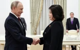 Photo distribuée par l'agence de presse d'Etat russe Sputnik montrant le président russe Vladimir Poutine (G) et la cheffe de la diplomatie nord-coréenne Choe Son Hui (D) à Moscou le 4 novembre 2024