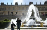 Des visiteurs dans le parc du château de Versailles le jour de sa réouverture le 6 juin 2020