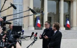Le premier secrétaire du Parti socialiste Olivier Faure s'exprime face à la presse au côté du chef de file des députés socialistes Boris Vallaud, le 10 octobre 2025 après une rencontre avec le président Emmanuel Macron au palais de l'Elysée à Paris