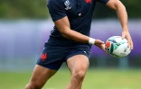 Le 3e ligne Arthur Iturria passe le ballon lors d'une séance d'entraînement du XV de France, le 11 septembre 2019 à Fujiyoshida au Japon