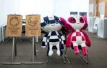 Miraitowa (g) et Someity (d), les mascottes des Jeux olympiques et paralympiques de Tokyo 2020, au bureau du Comité d?organisation des Jeux olympiques et paralympiques de Tokyo, le 19 janvier 2021