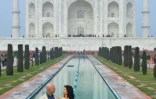 Le fondateur d'Amazon Jeff Bezos et sa compagne Lauren Sanchez devant le Taj Mahal à Agra, le 21 janvier 2020 en Inde