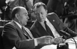 Le président François Mitterrand (à gauche) et le ministre de l'Économie et des Finances Jacques Delors lors du sommet du G7 à Williamsburg le 29 mai 1983