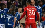Le gardien de Strasbourg Alaa Bellaarouch félicité par des coéquipiers après avoir détourné un penalty de Kylian Mbappé, le 2 février 2024 à Strasbourg