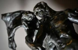 Une version de "L'Âge mûr", célèbre sculpture de Camille Claudel, retrouvée par hasard dans un appartement parisien inhabité, est proposée aux enchères à Orléans le 16 février 2025
