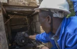 Electricien autodidacte, Colrerd Nkosi inspecte le 23 août 2021 la petite centrale hydro-électrique artisanale qu'il a construite pour éclairer son village de Yobe Nkosi, dans le Nord du Malawi